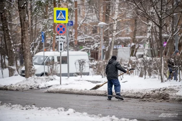 Чистка дорог от снега.