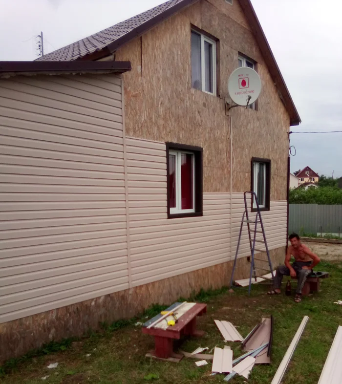 Половина фасада обшита сайдингом.