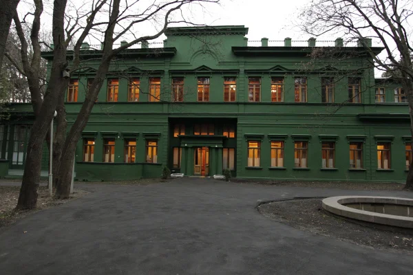 Здание ближней дачи Иосифа Сталина в Кунцево в Москве